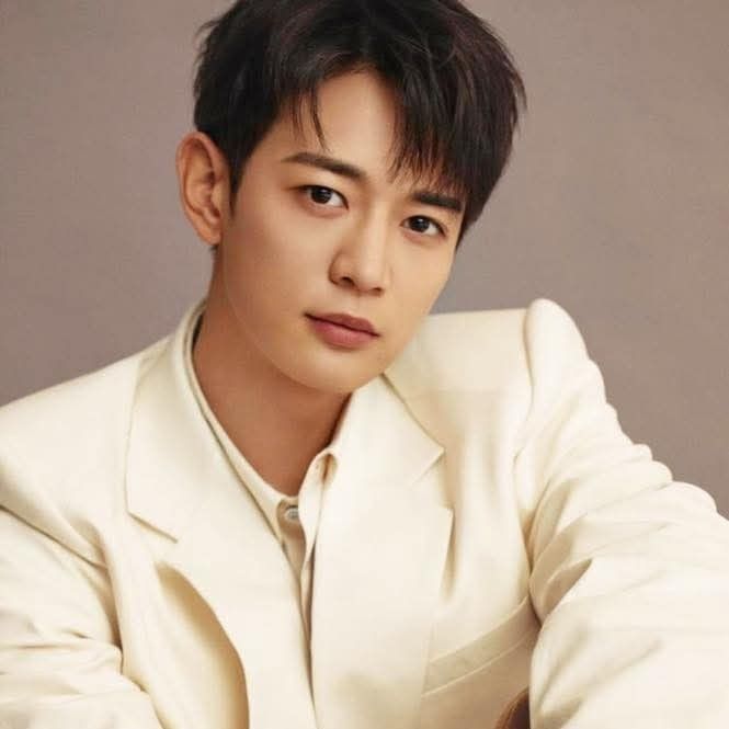Behind-the-scenes cut of Minho (SHINee)