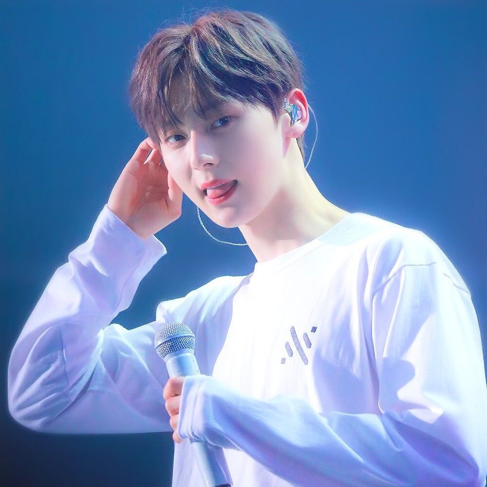 A moment captured by Hwang Minhyun's fan
