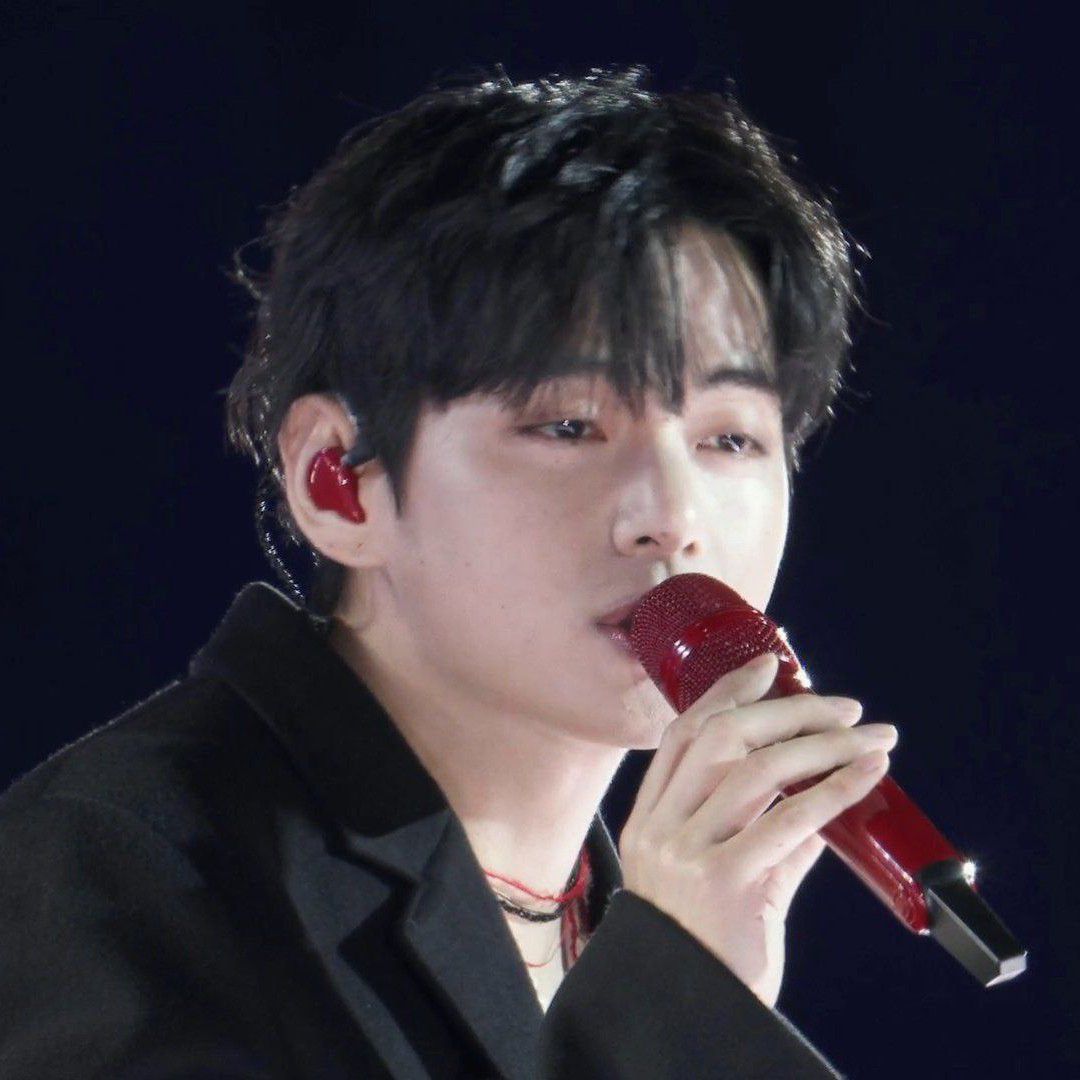 Behind-the-scenes cut of V (BTS)