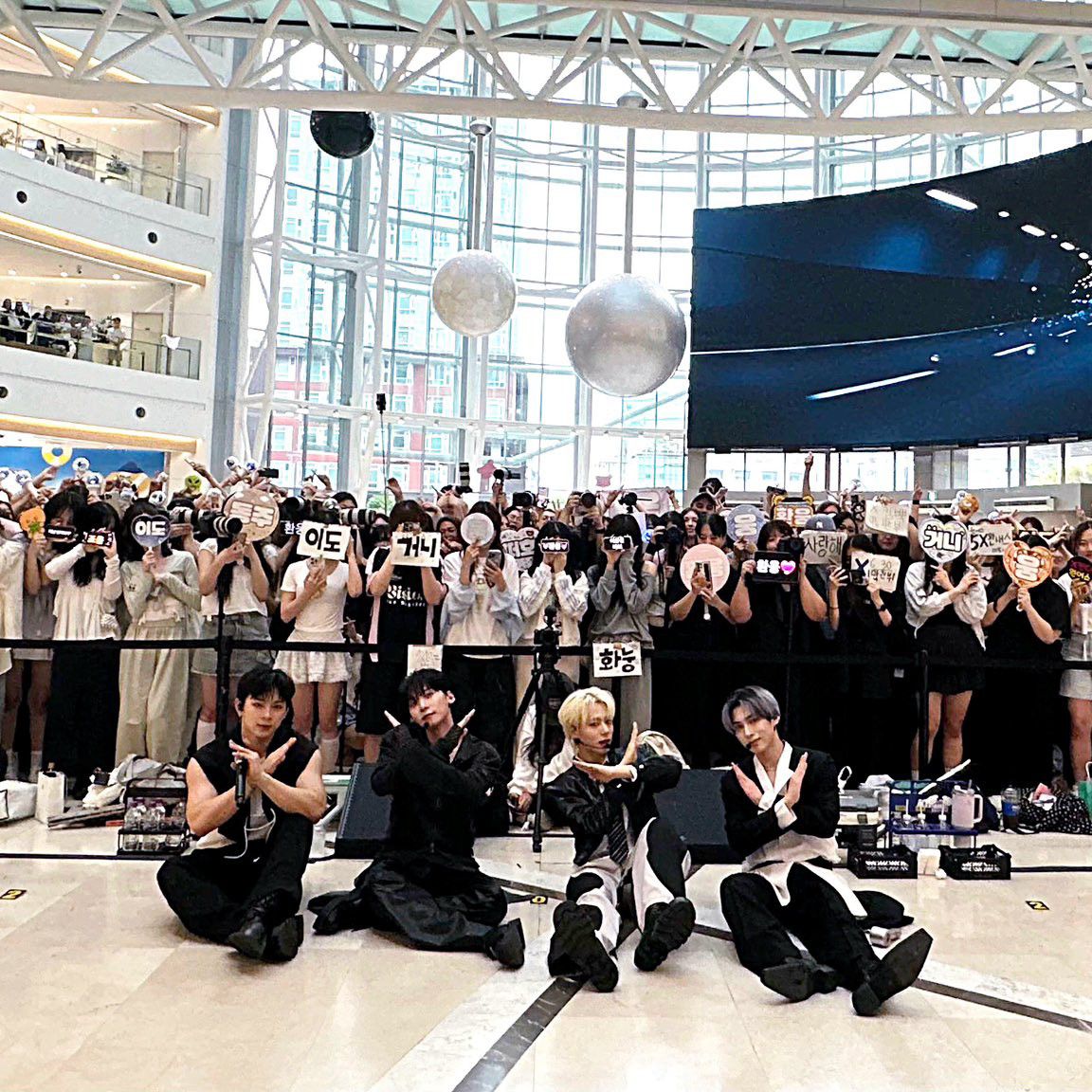 Behind-the-scenes cut of LEE DO (ONEUS)