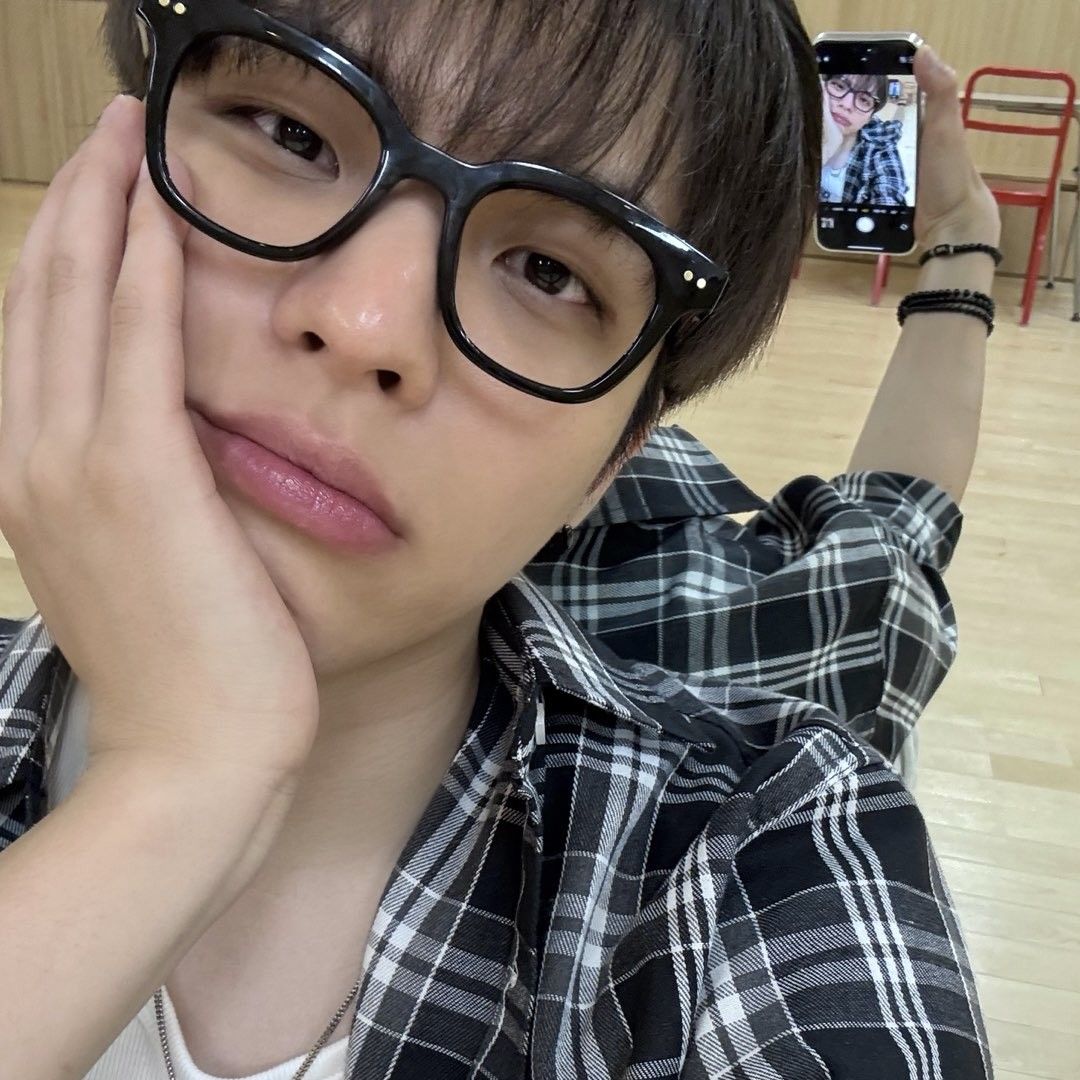 Behind-the-scenes cut of BX (CIX)