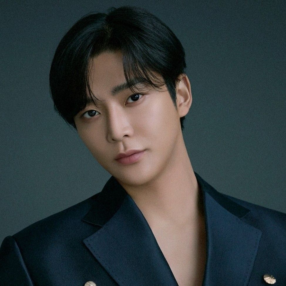 로운의 최신 사진