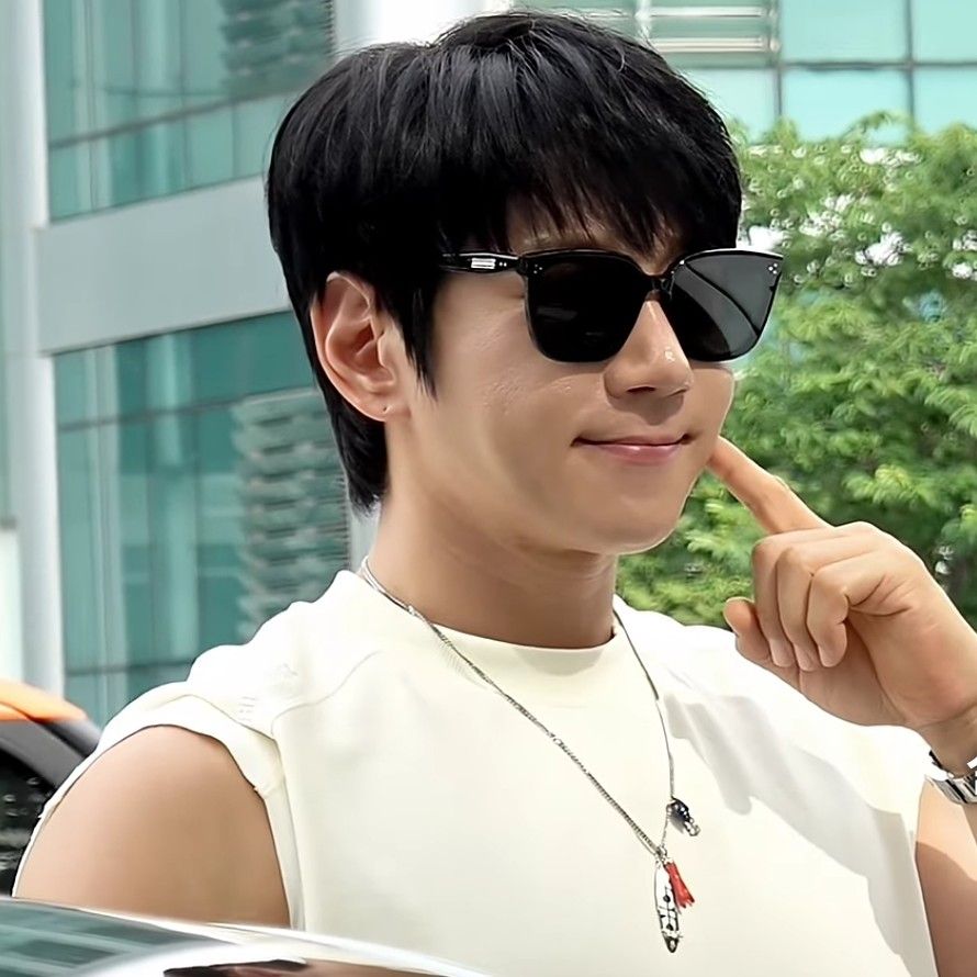 Latest photo of Hwang Chiyeol