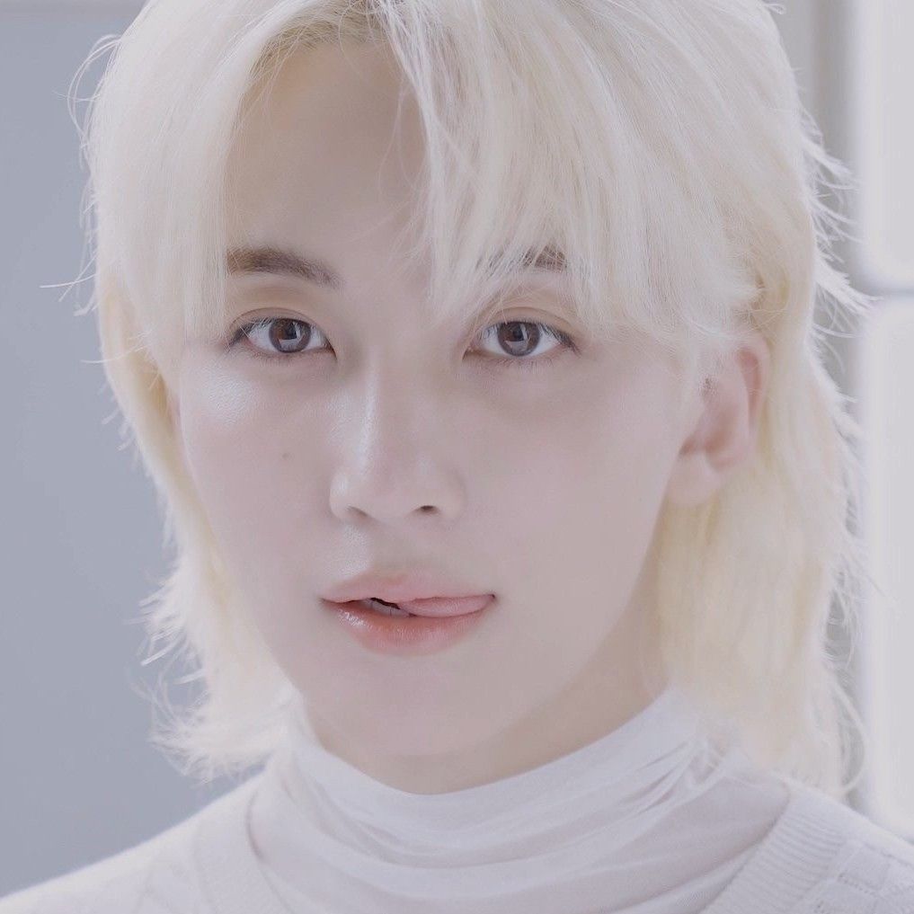 A moment captured by Jeonghan (SEVENTEEN)'s fan
