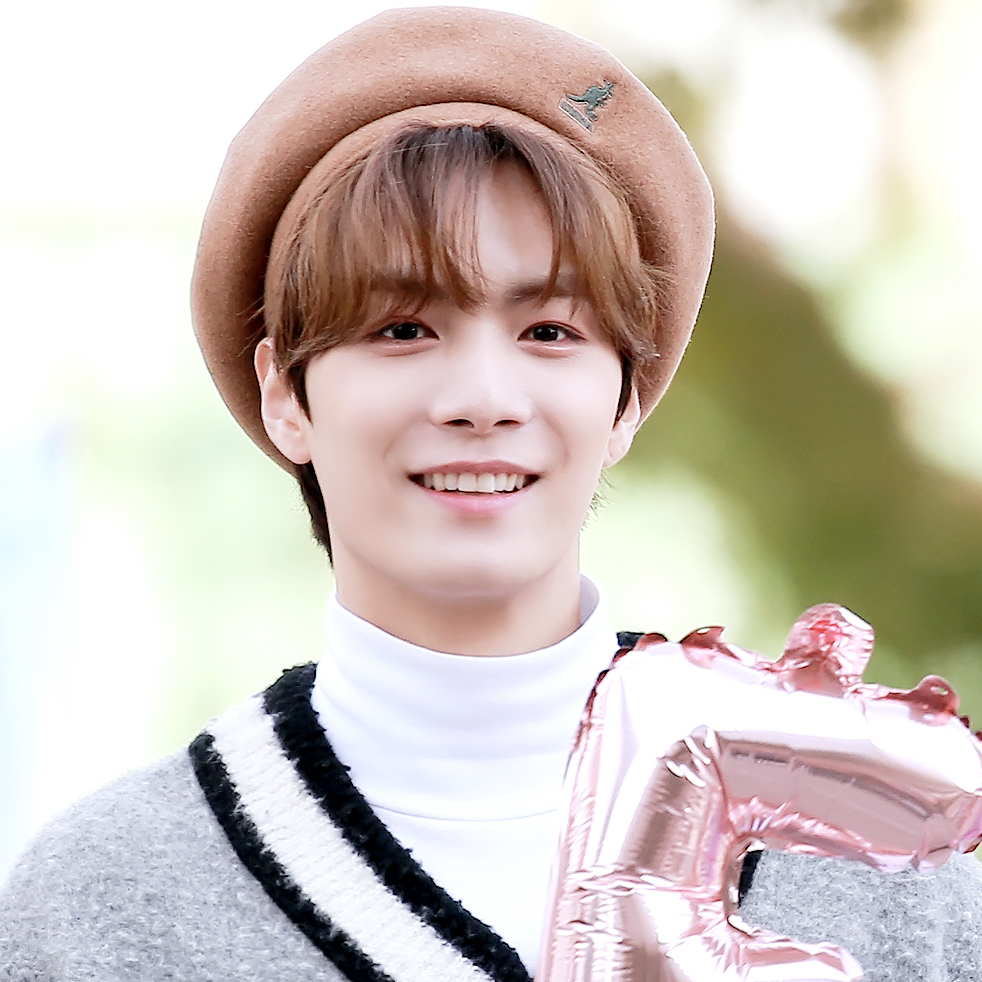 A moment captured by Kim Jonghyeon's fan