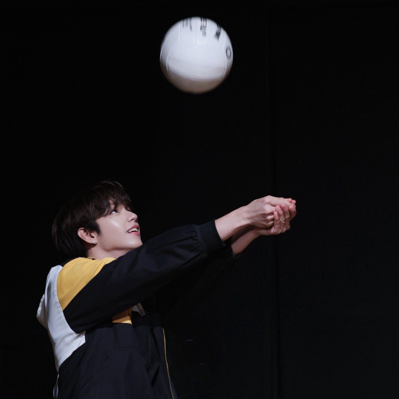 A moment captured by JL (AHOF)'s fan