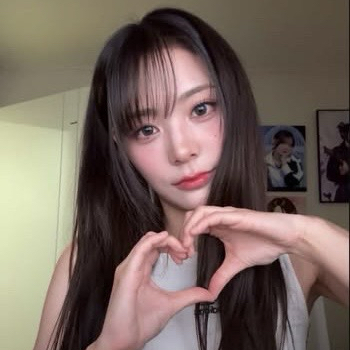 A moment captured by Siyeon (QWER)'s fan