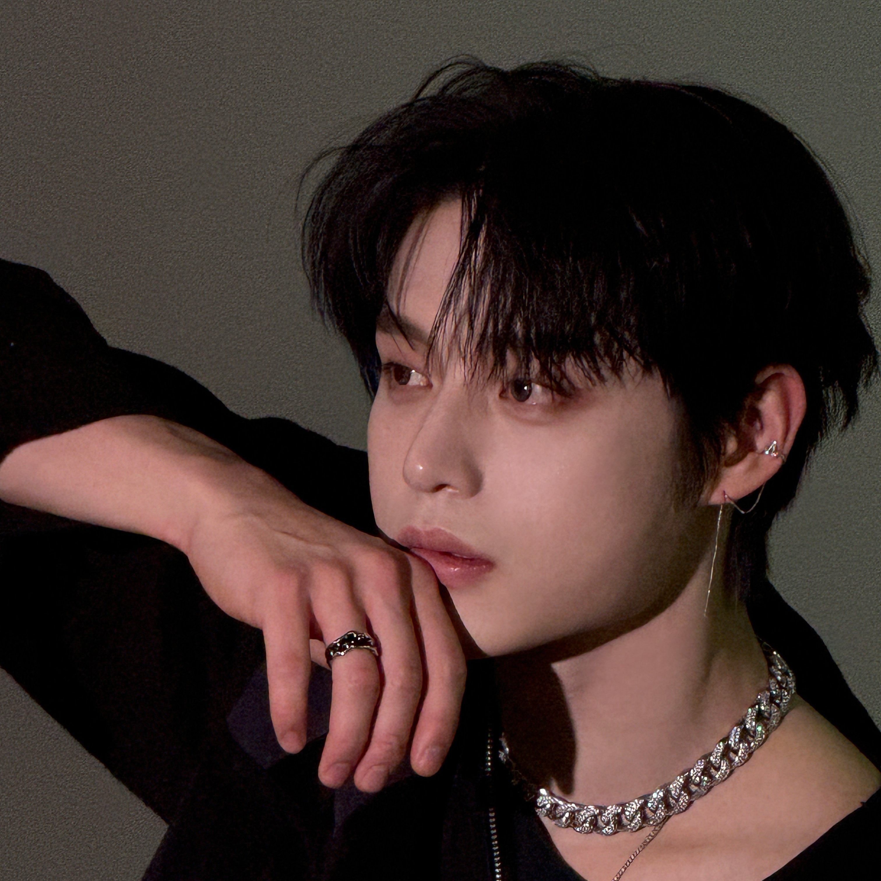 Behind-the-scenes cut of Kim Jiwoong (ZEROBASEONE)
