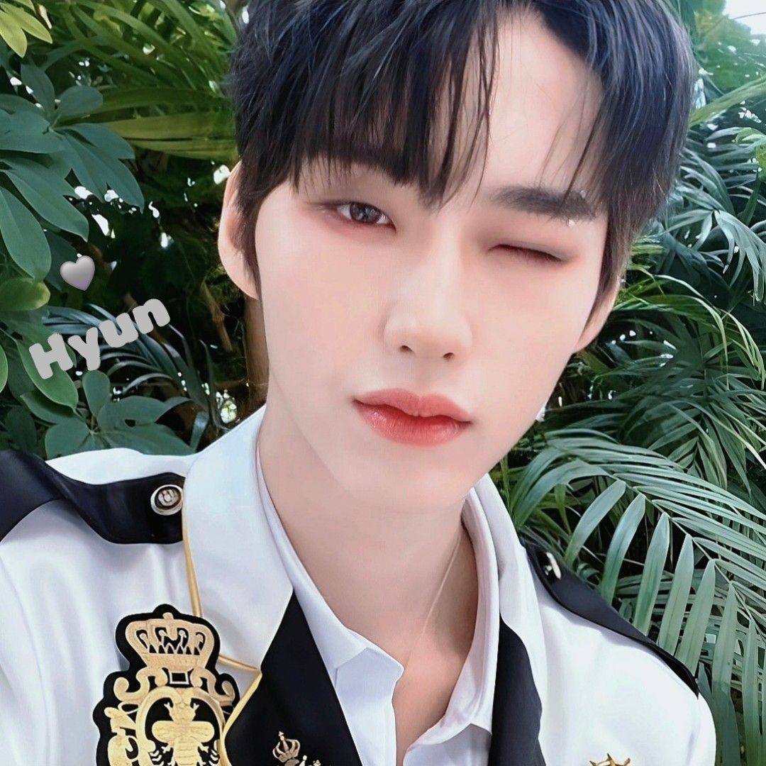 A moment captured by Hyun's fan