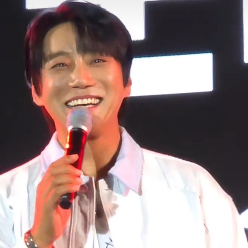 A moment captured by Hwang Chiyeol's fan