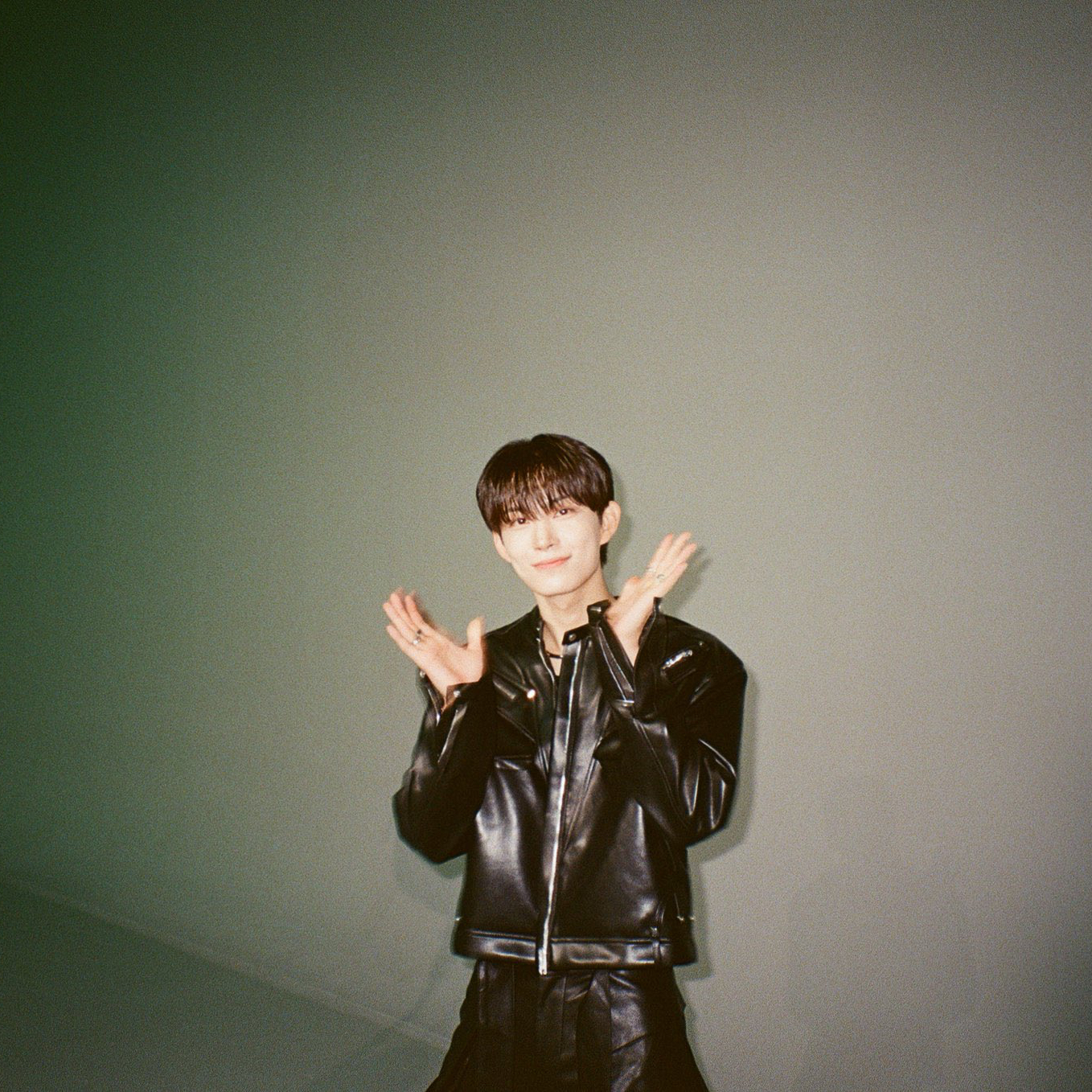 Behind-the-scenes cut of Kim Geonwoo