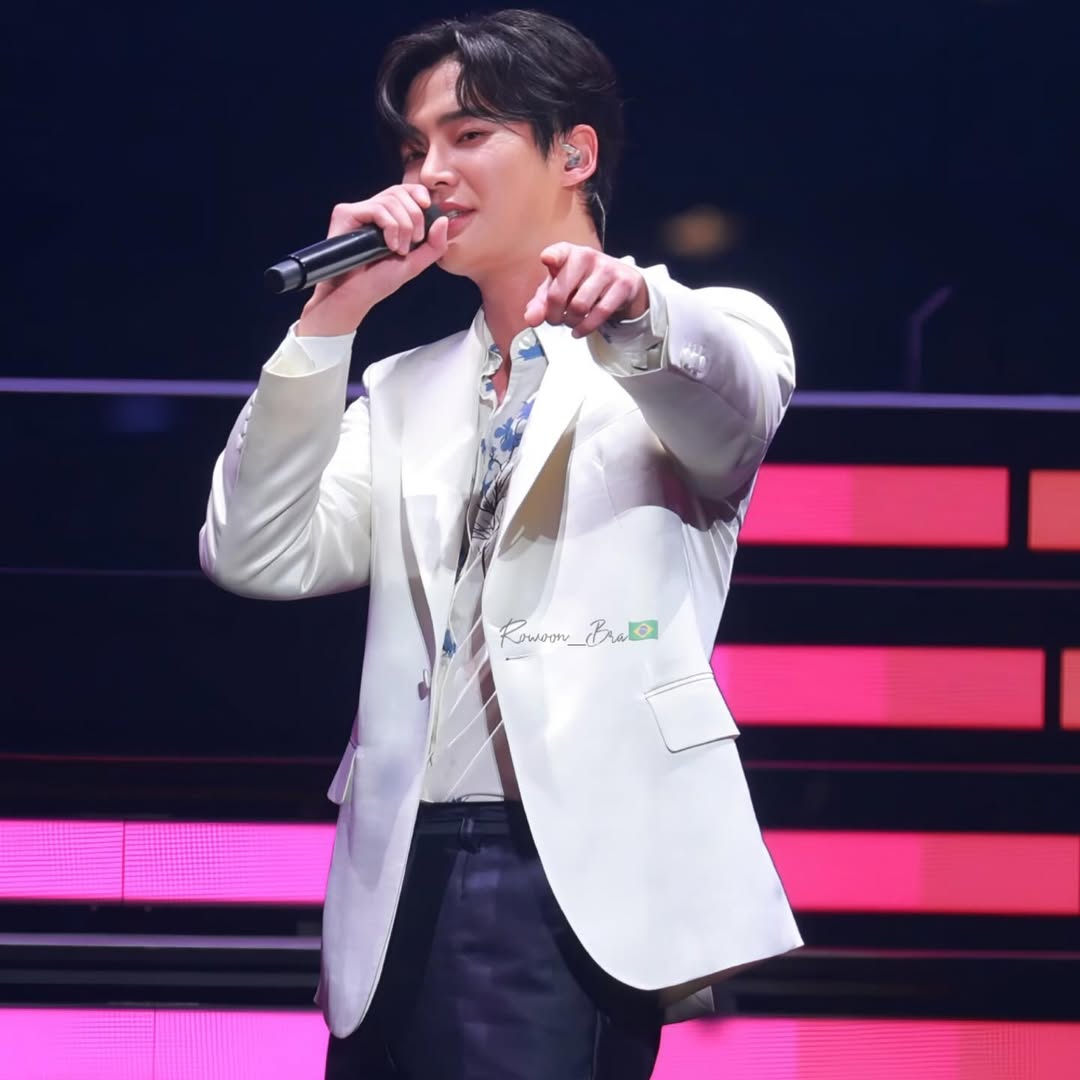 A moment captured by Rowoon's fan