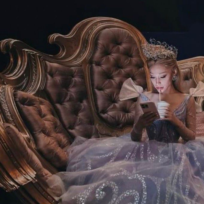 Behind-the-scenes cut of Ariana Grande
