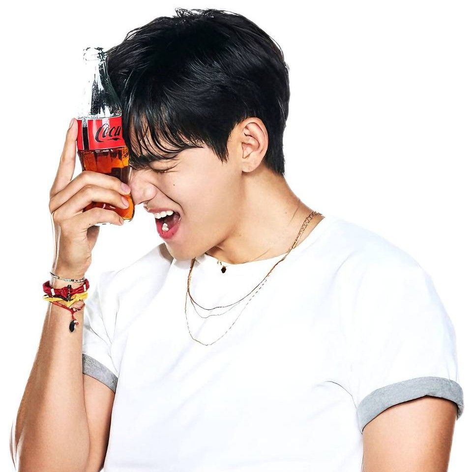 뷔 (방탄소년단)의 최신 사진