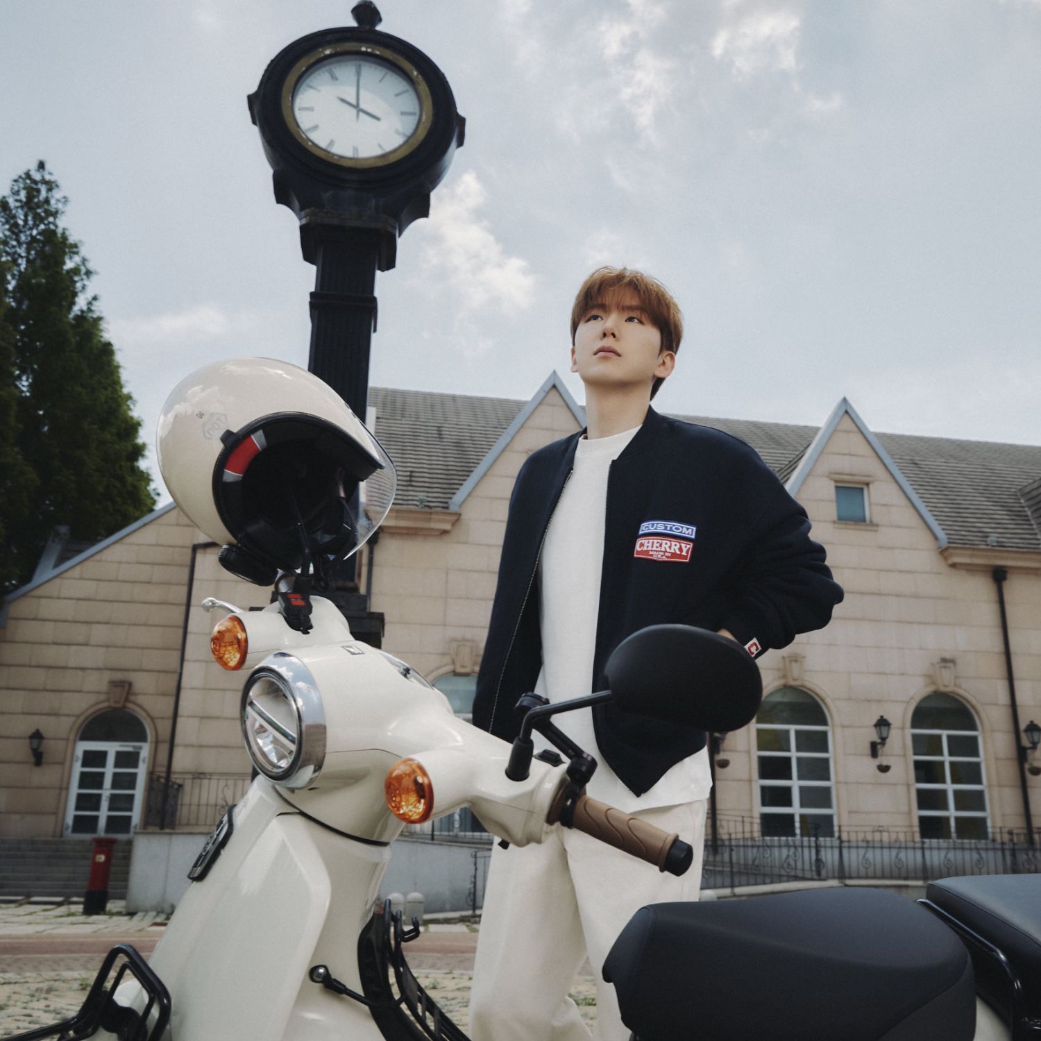 A moment captured by MONSTA X's fan