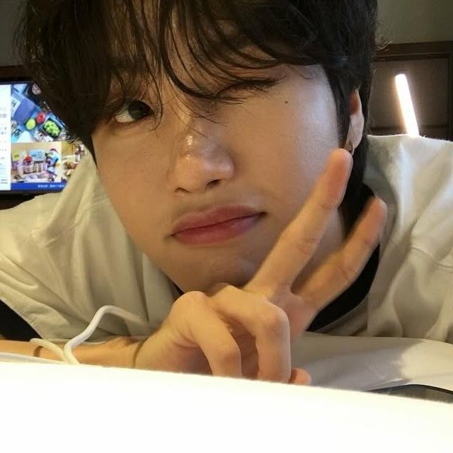 Behind-the-scenes cut of Huiwon (n.SSign)