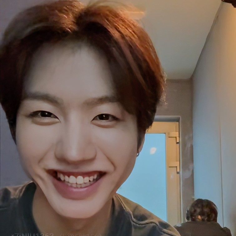 Behind-the-scenes cut of Huiwon (n.SSign)
