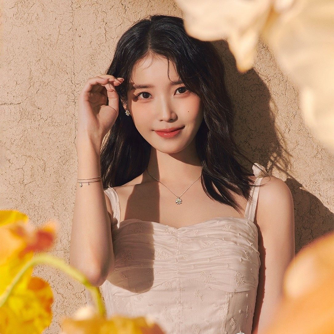 Behind-the-scenes cut of IU