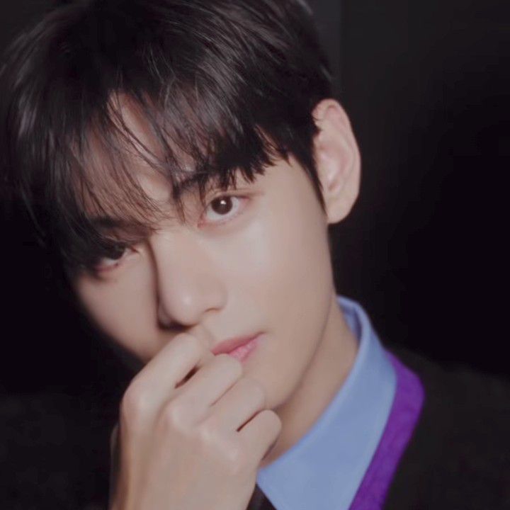 뷔 (방탄소년단)의 최신 사진