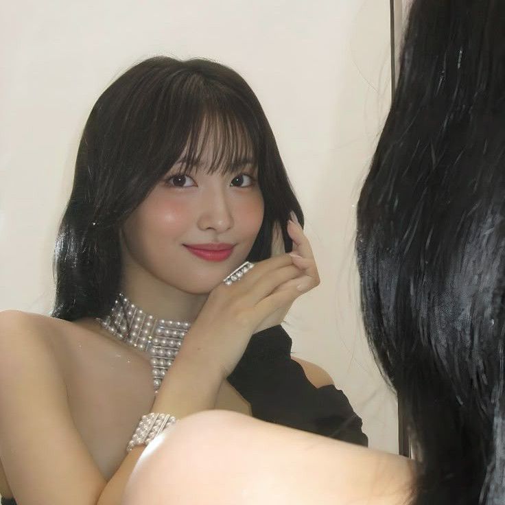 Foto aktivitas terbaru Momo (TWICE)
