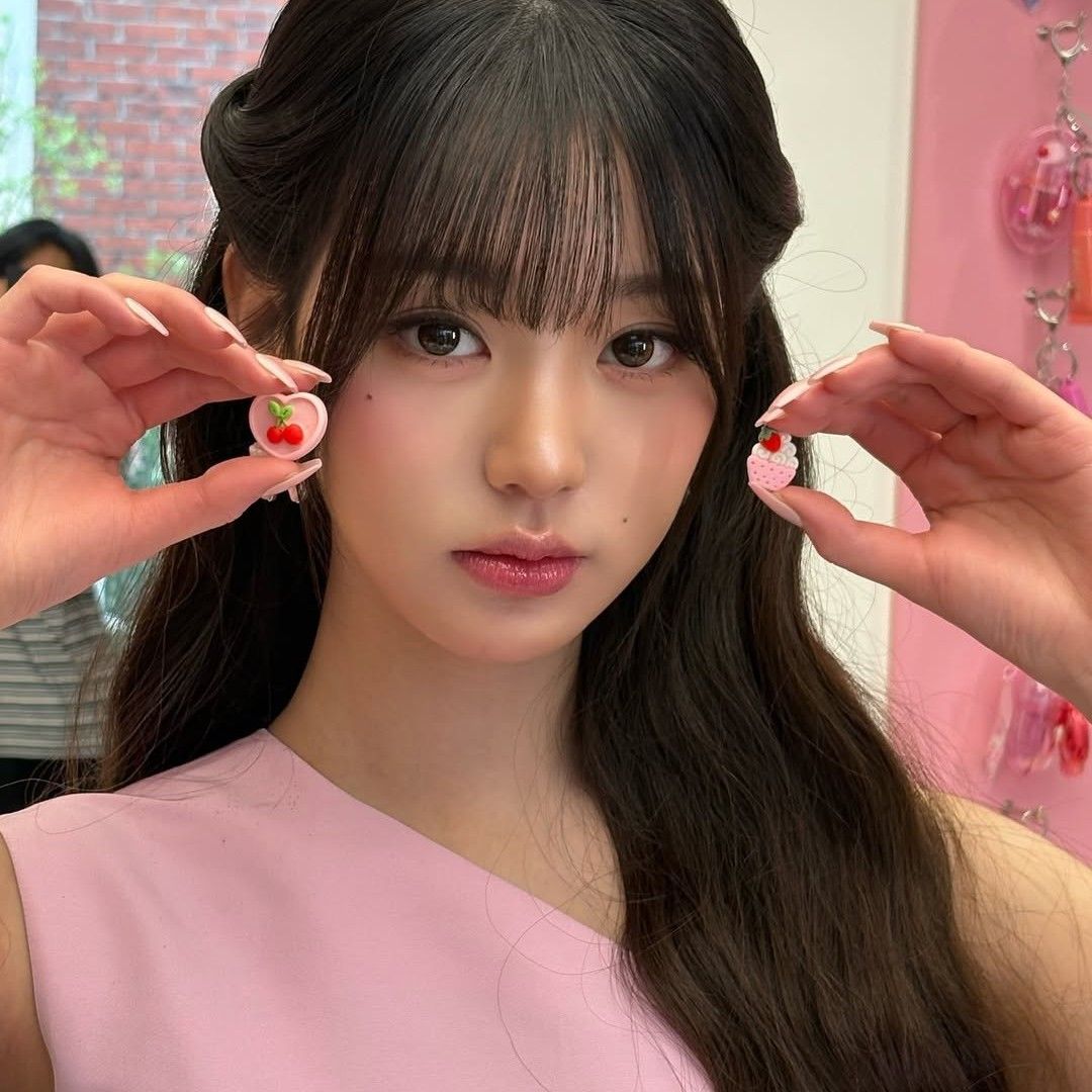 Recent activity shot of Jang Wonyoung (IVE)