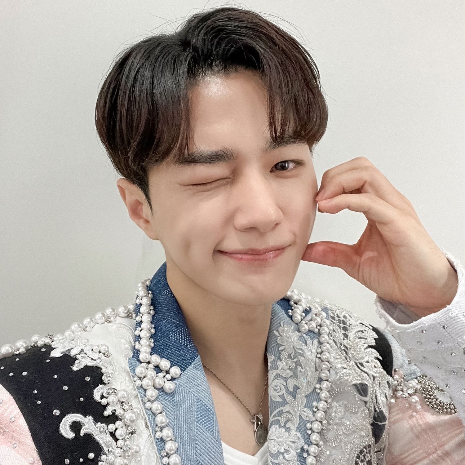 Behind-the-scenes cut of L (INFINITE)