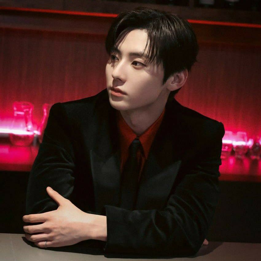 A moment captured by Hwang Minhyun's fan