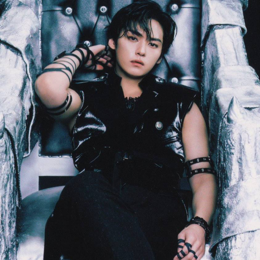 Behind-the-scenes cut of Lee Know (Stray Kids)