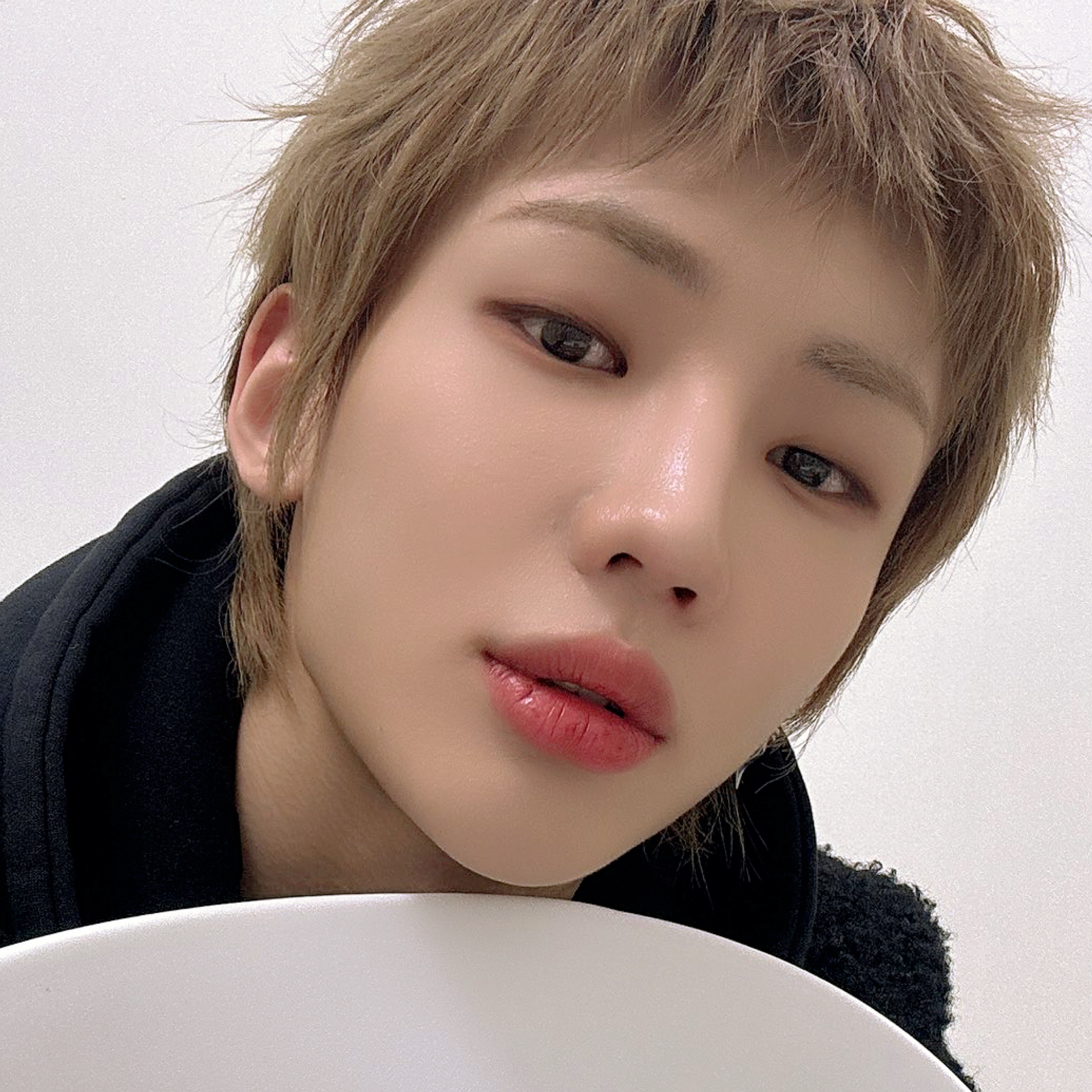 Behind-the-scenes cut of Junhyeok (TNX)