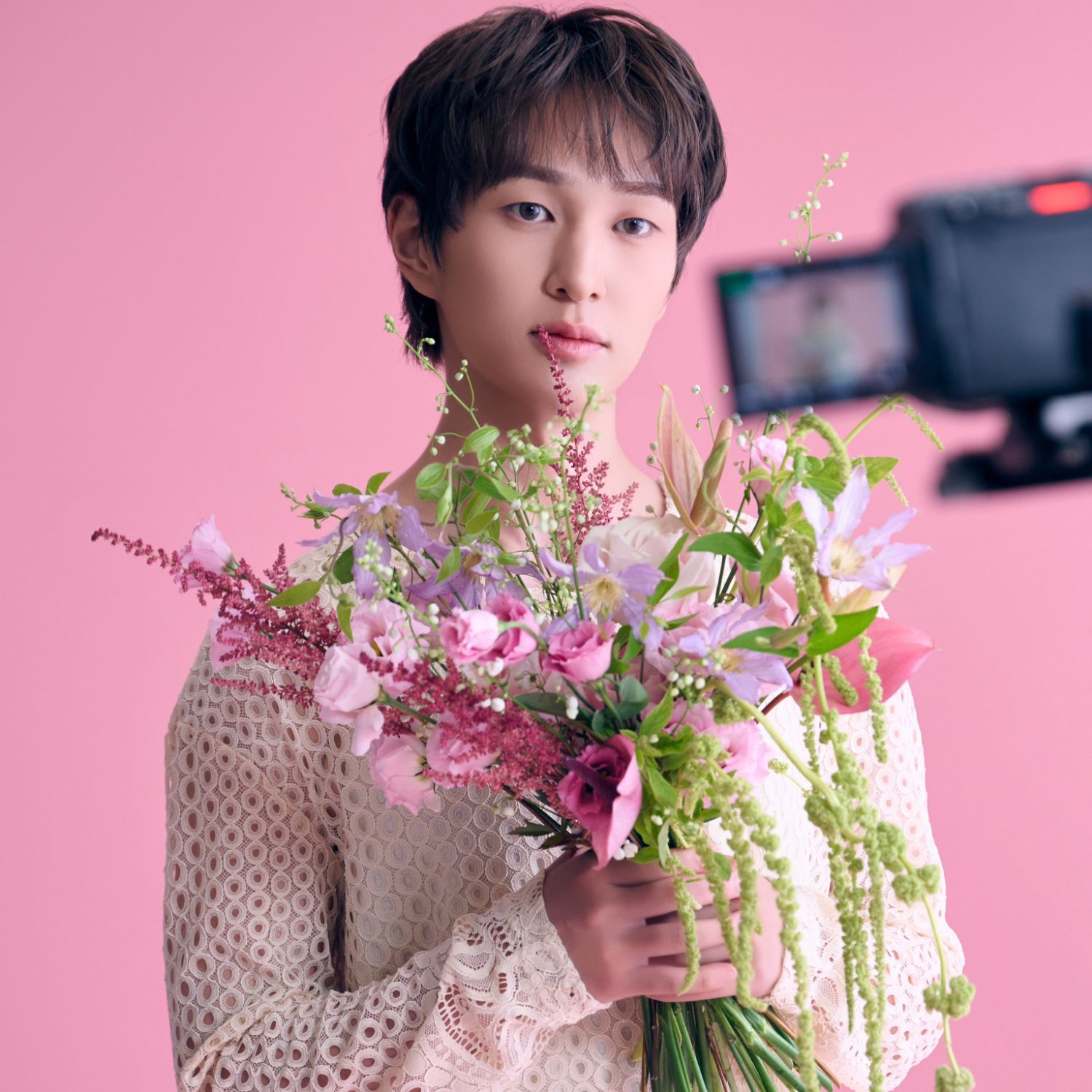 A moment captured by Onew (SHINee)'s fan