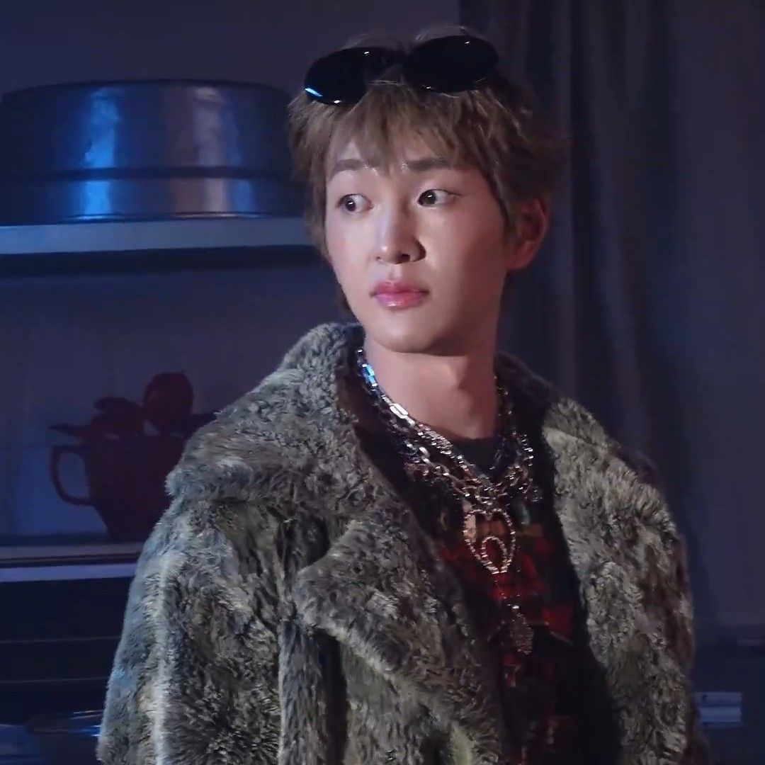 A moment captured by Onew (SHINee)'s fan