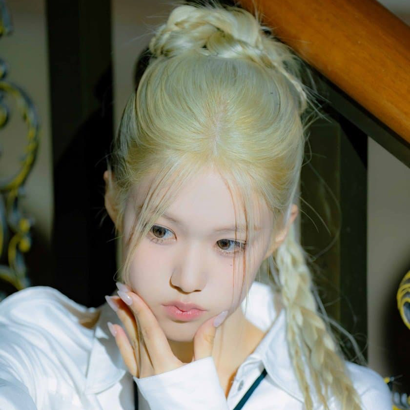 Recent activity shot of Yoon Jiyoon (izna)