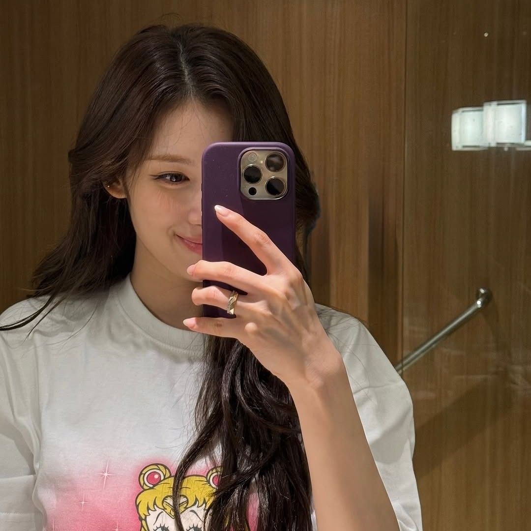 Behind-the-scenes cut of Sana (TWICE)