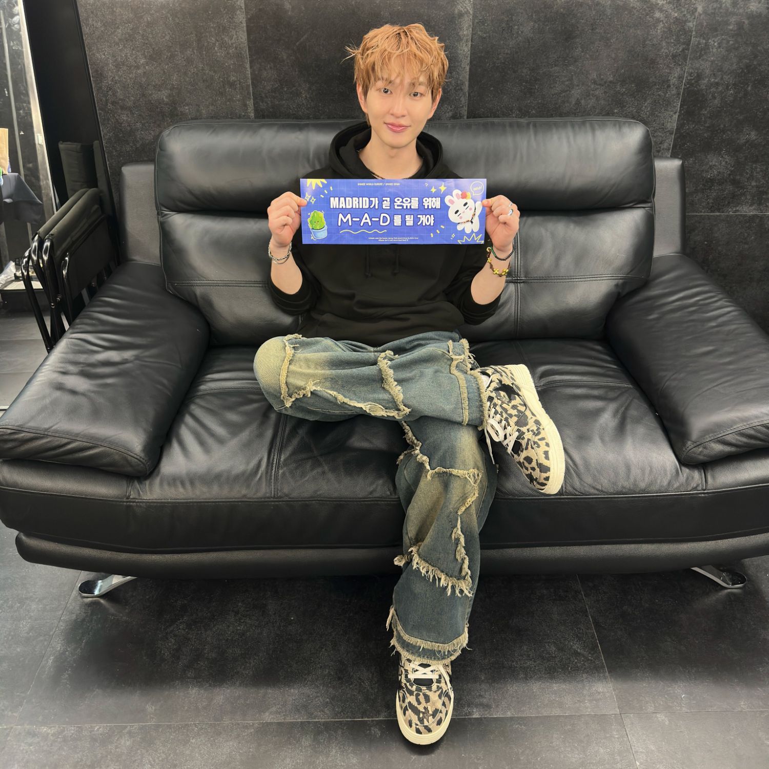 A moment captured by Onew (SHINee)'s fan