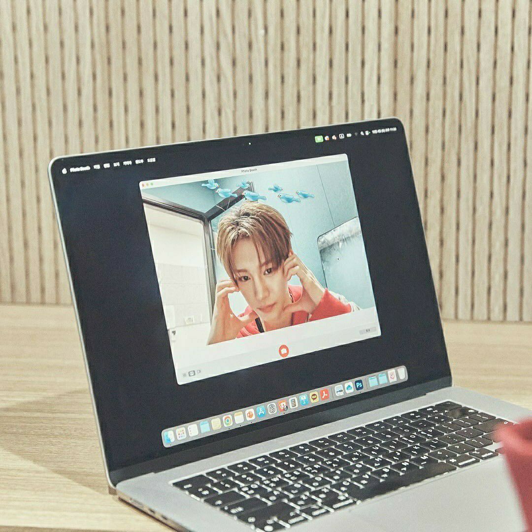 A moment captured by Zhou Anxin (ALPHA DRIVE ONE)'s fan