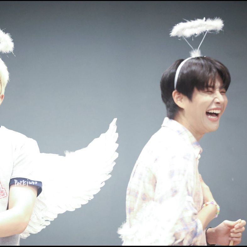 A moment captured by MJ (ASTRO)'s fan