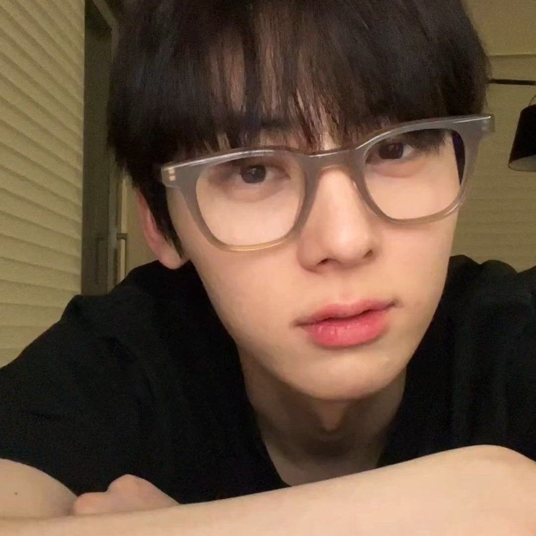 Behind-the-scenes cut of Hwang Minhyun
