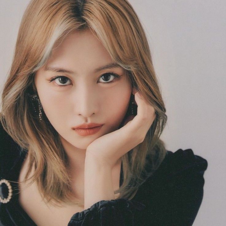 Behind-the-scenes cut of Momo (TWICE)