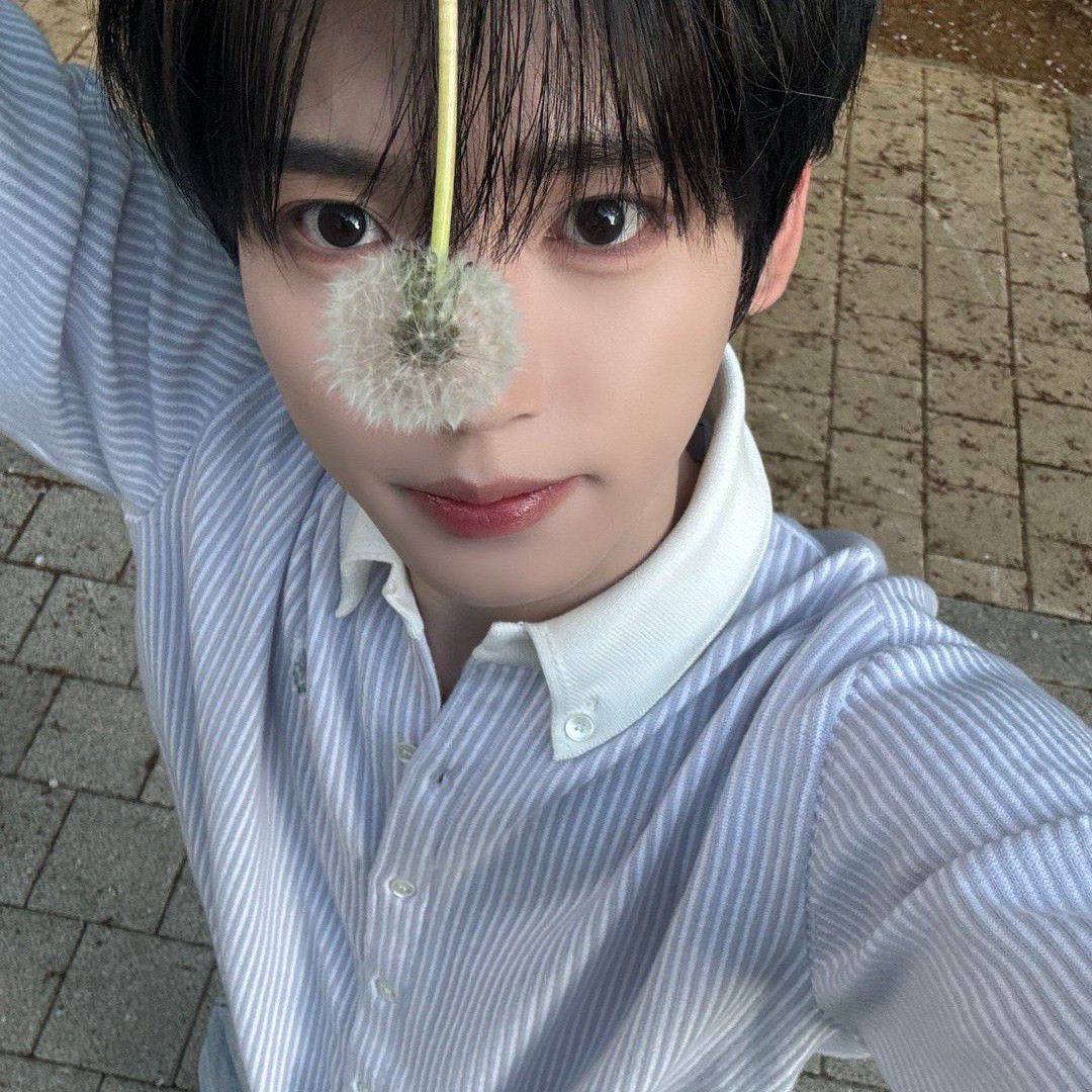 Recent activity shot of Han Yujin (ZEROBASEONE)