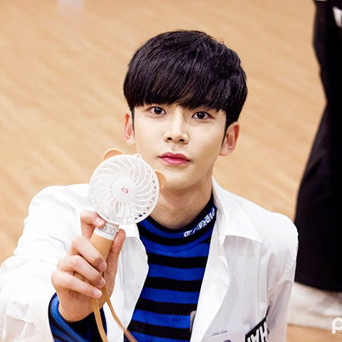 로운의 비하인드 컷