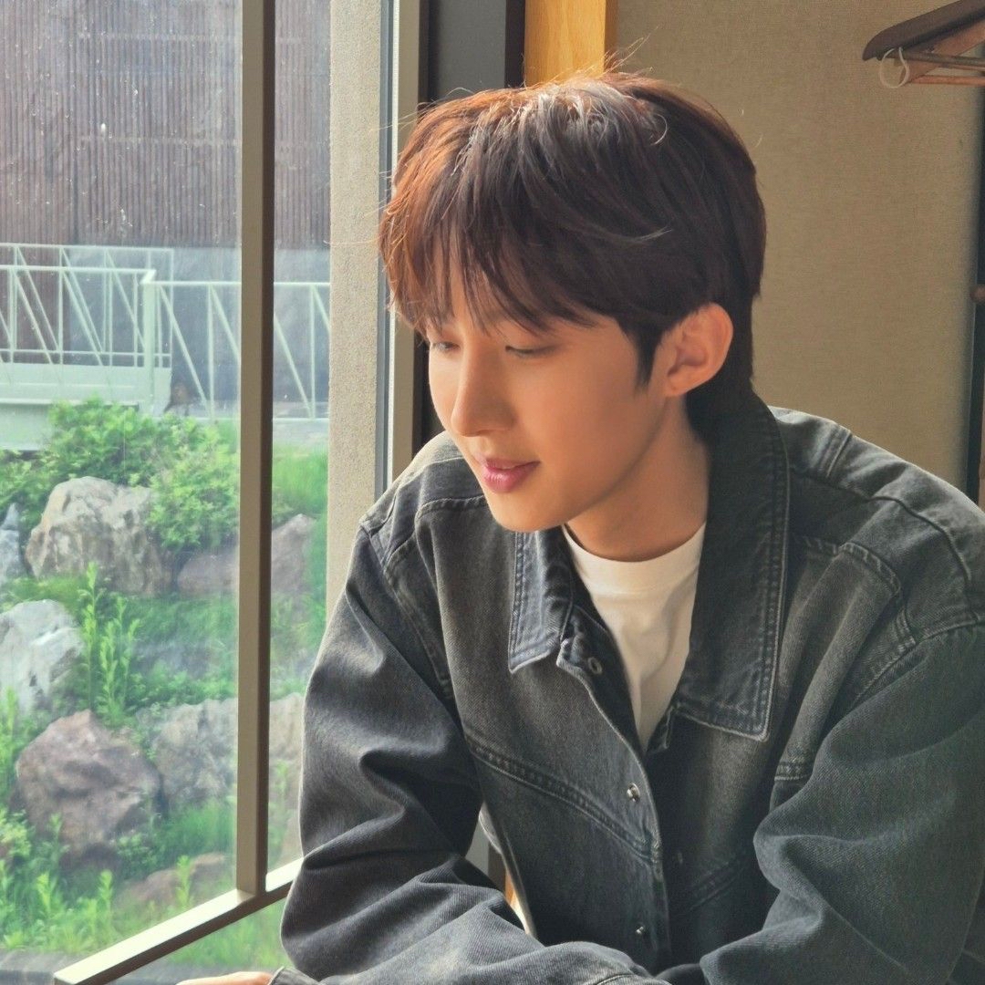 A moment captured by Hui (PENTAGON)'s fan