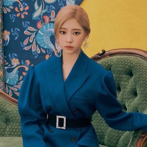 Behind-the-scenes cut of Kim Minju