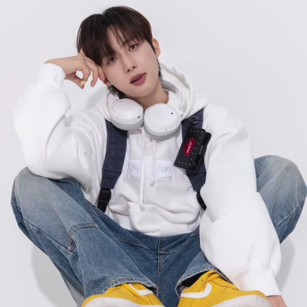 A moment captured by Hui (PENTAGON)'s fan