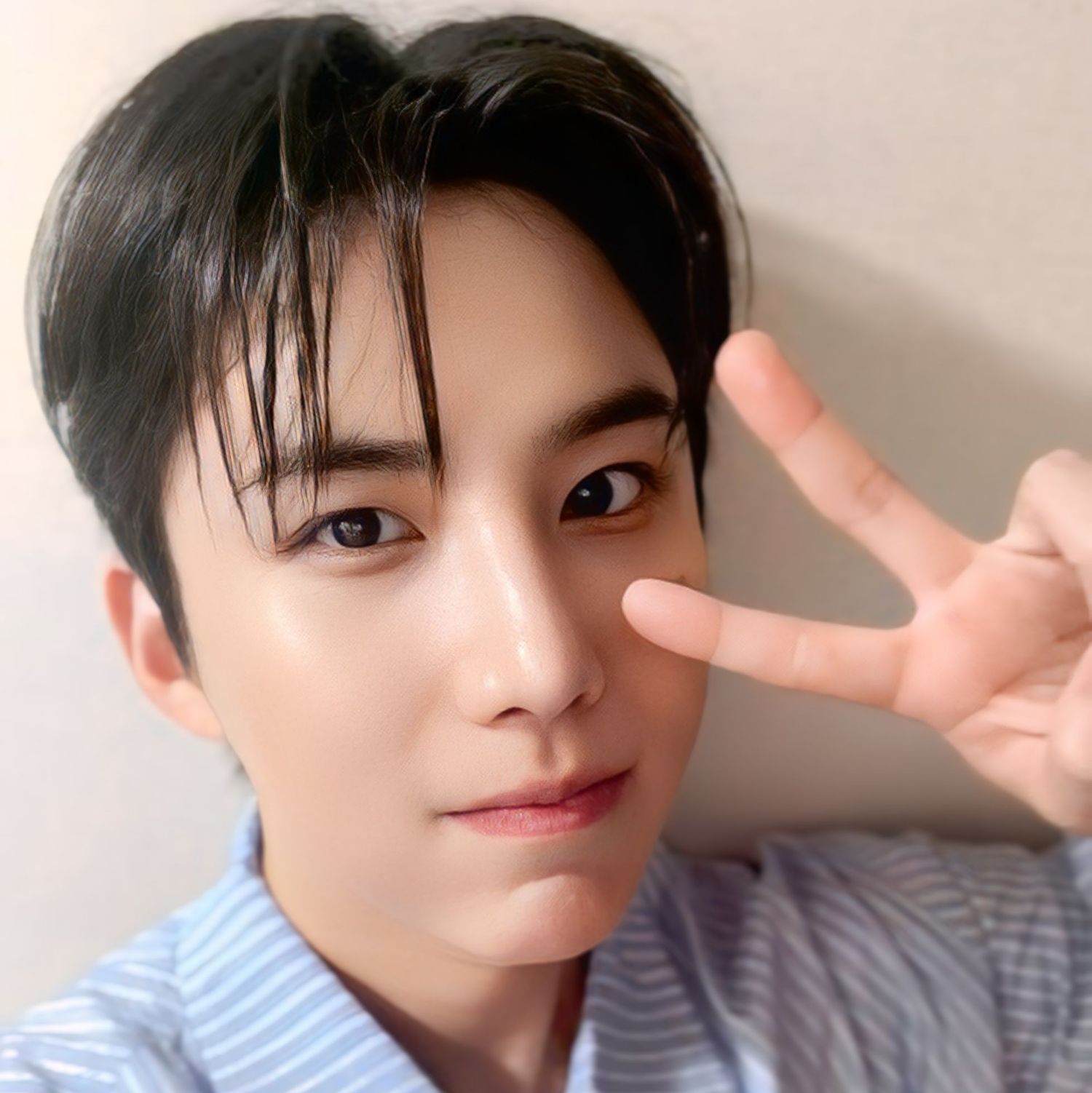 A moment captured by Wow (A.C.E)'s fan