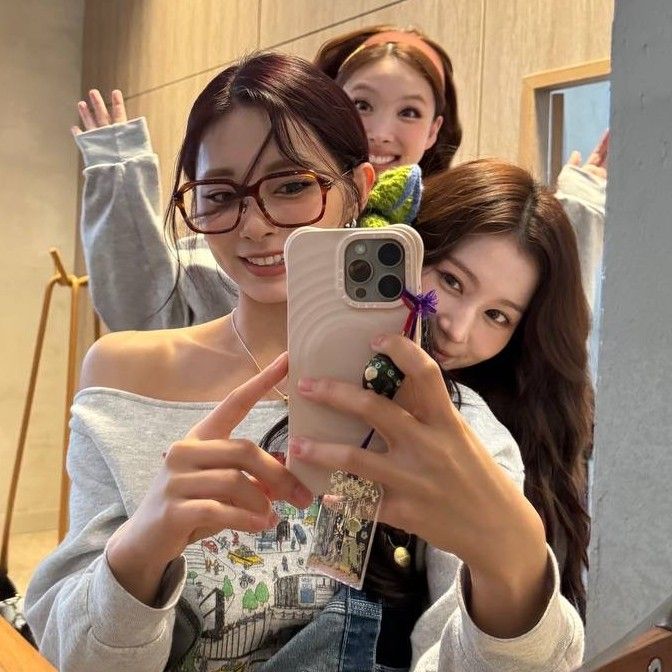 Behind-the-scenes cut of Tzuyu (TWICE)