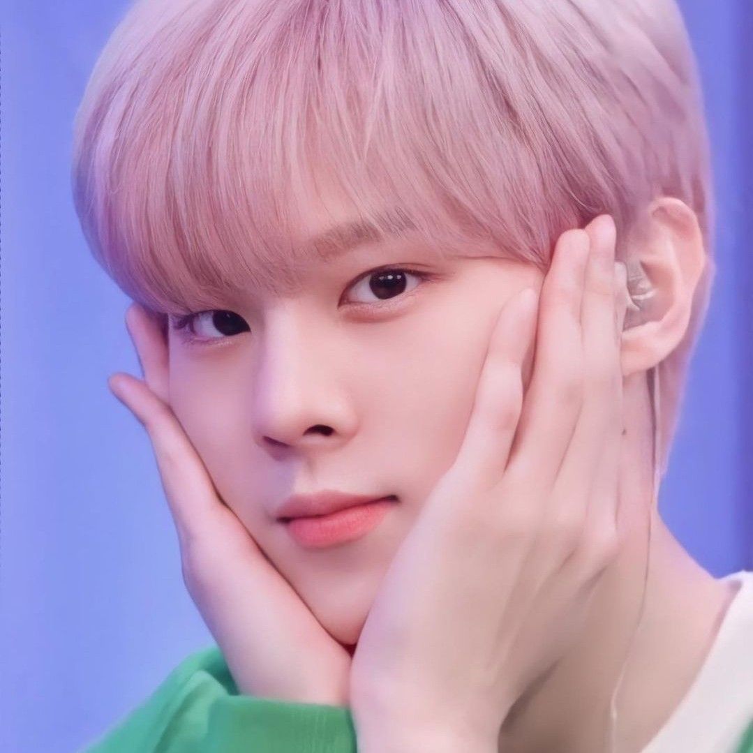 Behind-the-scenes cut of Kim Wooseok