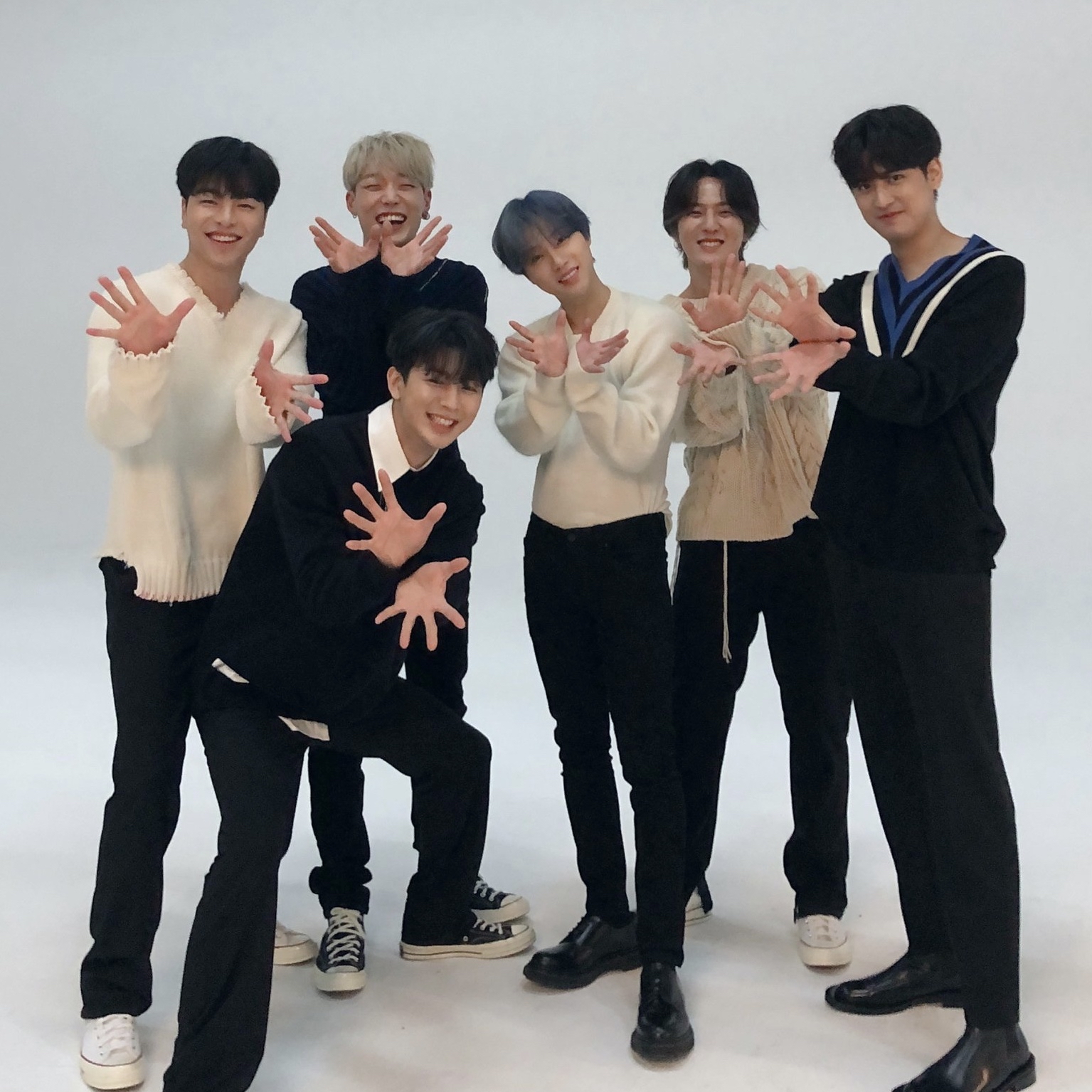 Behind-the-scenes cut of iKON