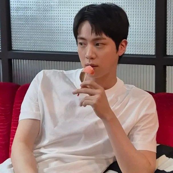 Jin (防弹少年团)的最新活动照片