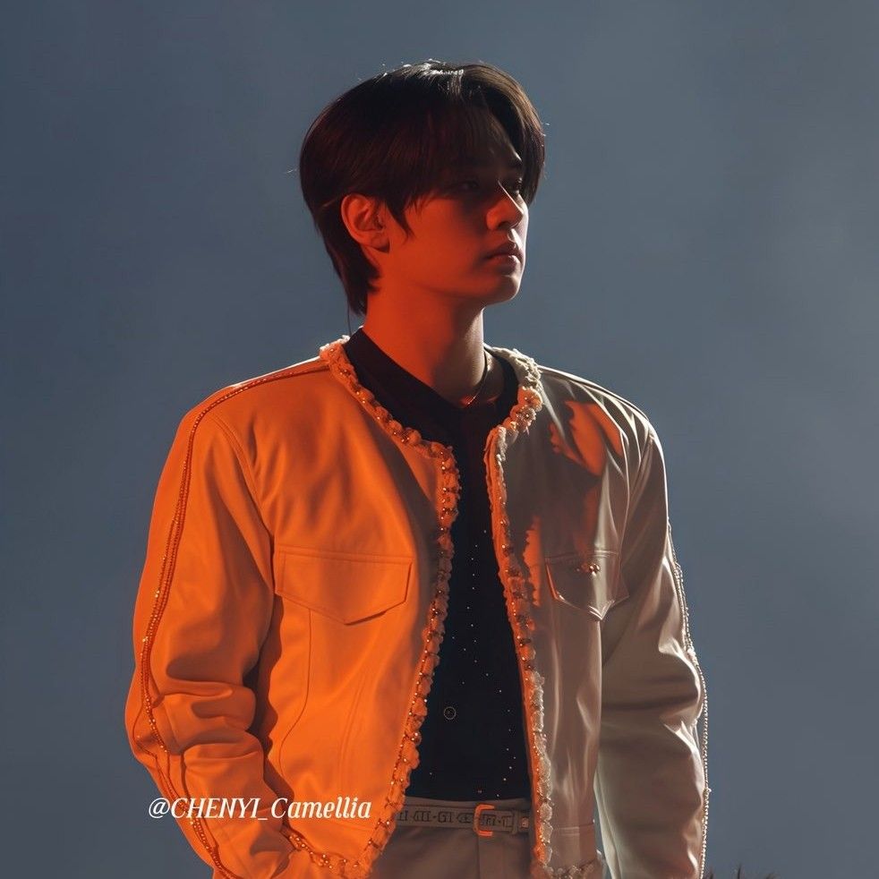 Latest photo of Lee Know (Stray Kids)