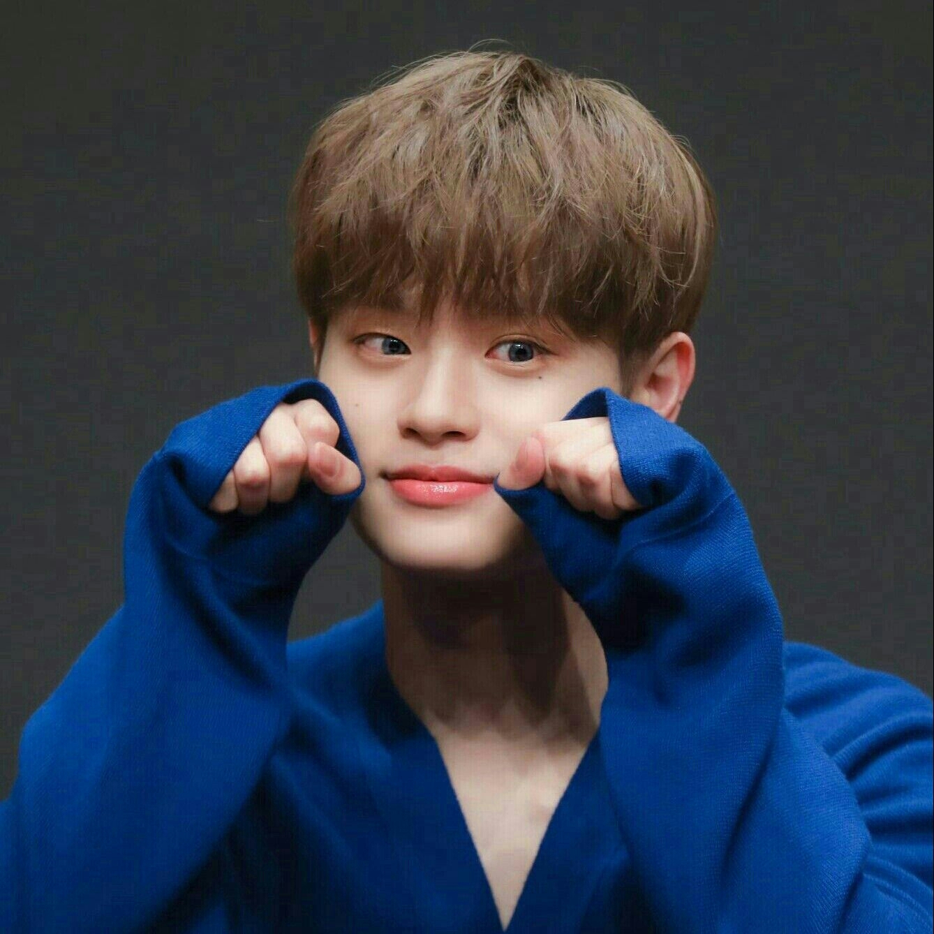 A moment captured by Lee Daehwi (AB6IX)'s fan